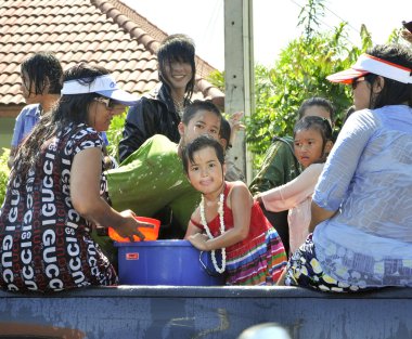 songkarn Tayland yeni yıl, her yıl Nisan tarihinde yaz sezonu için geri su sıçramasına ve aile için hak