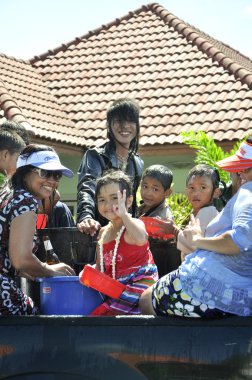 songkarn Tayland yeni yıl, her yıl Nisan tarihinde yaz sezonu için geri su sıçramasına ve aile için hak