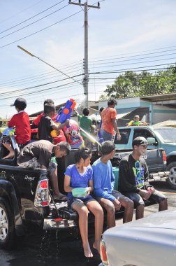 songkarn Tayland yeni yıl, her yıl Nisan tarihinde yaz sezonu için geri su sıçramasına ve aile için hak