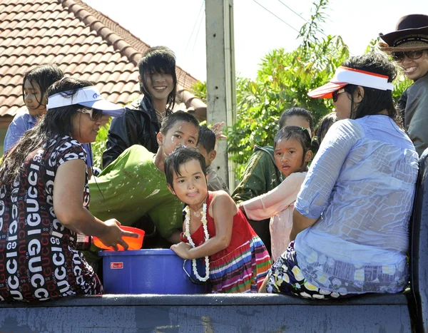 Songkarn은 태국의 새 해, 매년 4 월에는 여름 시즌에 공로를, 다시 가족 및 물보라 물 — 스톡 사진