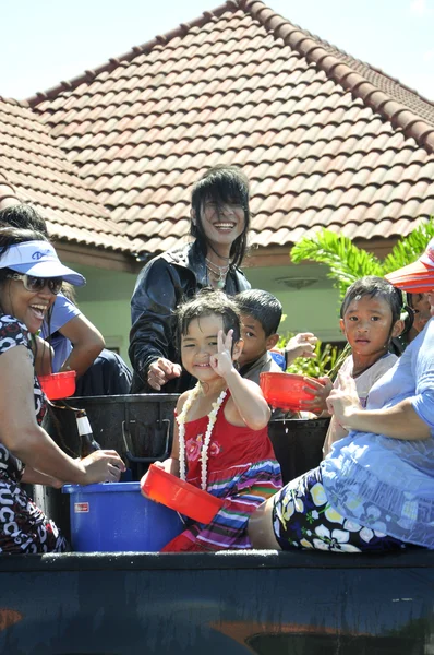 Songkarn es el nuevo año de Tailandia, Cada año en abril es temporada de verano el Mérito, Volver a la familia y Salpicar el agua —  Fotos de Stock