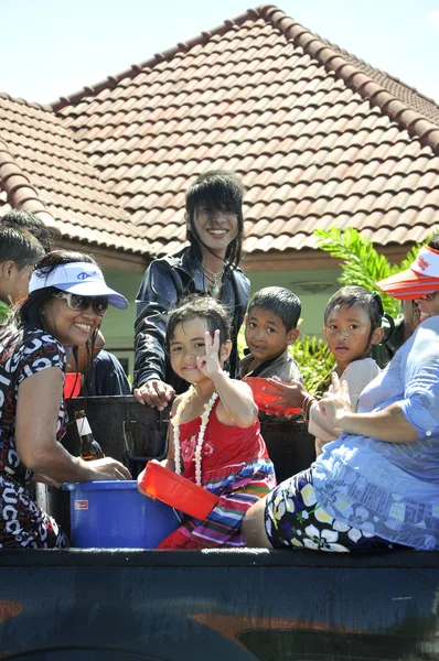 Songkarn είναι το νέο έτος της Ταϊλάνδης, κάθε χρόνο στις Απριλίου είναι θερινή περίοδο το στα προσόντα, πίσω στην οικογένεια και το πιτσίλισμα νερού — Φωτογραφία Αρχείου