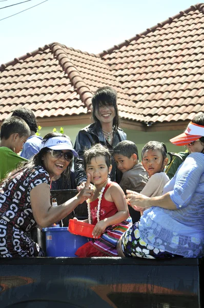 Songkarn은 태국의 새 해, 매년 4 월에는 여름 시즌에 공로를, 다시 가족 및 물보라 물 — 스톡 사진