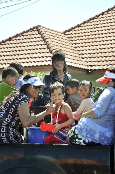 Songkarn es el nuevo año de Tailandia, Cada año en abril es temporada de verano el Mérito, Volver a la familia y Salpicar el agua — Foto de Stock