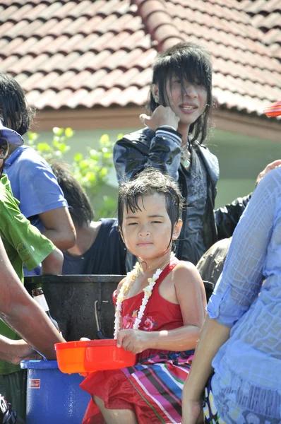 Songkarn jest nowy rok z Tajlandii, co roku w kwietniu jest w sezonie letnim do zasługi, powrót do rodziny i rozpryskiwania wody — Zdjęcie stockowe