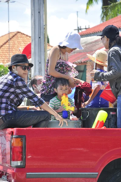 Songkarn är nyår i thailand är varje år på april sommarsäsongen den till merit, tillbaka till familjen och stänkande vatten — Stockfoto