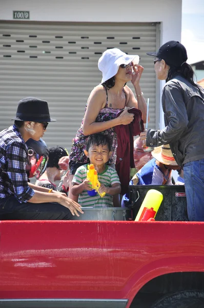 Songkarn újév, Thaiföld, minden évben április a nyári szezonban az érdem, vissza, hogy a család és a víz Splashing — Stock Fotó