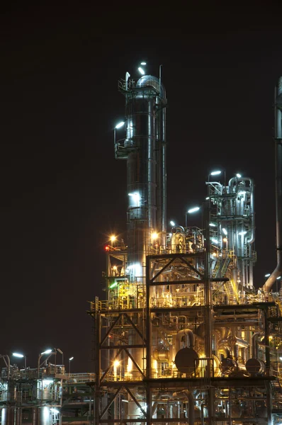 Ночная сцена химического завода — стоковое фото