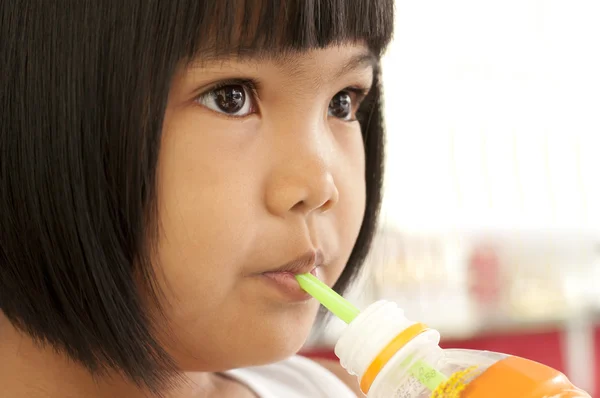 Asian children drinking water — Stock Photo, Image