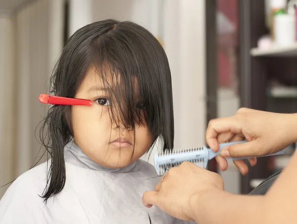 Menina jovem recebendo um corte de cabelo — Fotografia de Stock
