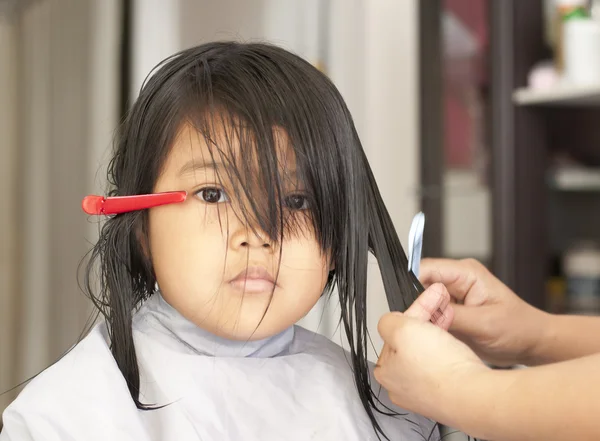 Menina jovem recebendo um corte de cabelo — Fotografia de Stock