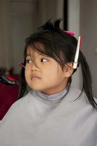 Young girl getting a haircut — Stock Photo, Image