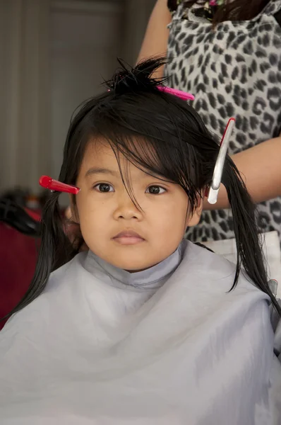 Chica joven consiguiendo un corte de pelo — Foto de Stock