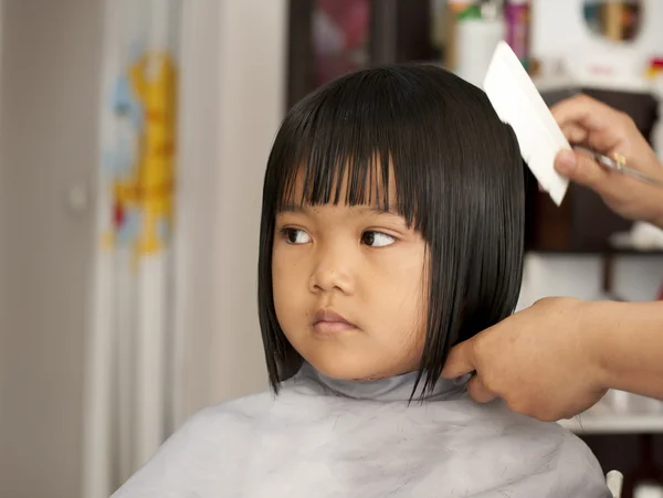 Jeune fille obtenir une coupe de cheveux — Photo