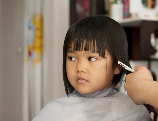 Chica joven consiguiendo un corte de pelo —  Fotos de Stock