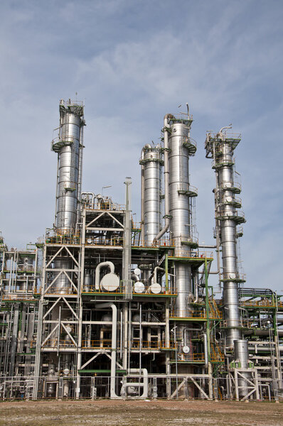 Химический завод в летний день
