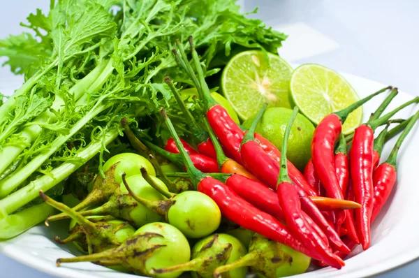 Piros chili, friss zöldségekkel — Stock Fotó