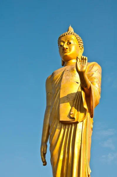 Big buddha statyn står — Stockfoto