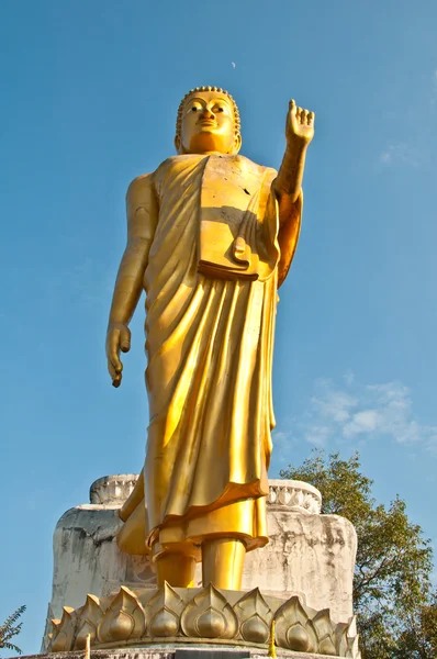 大きな仏陀像スタンド — ストック写真