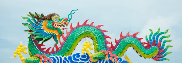 Barevné čínské dračí sochy — Stock fotografie