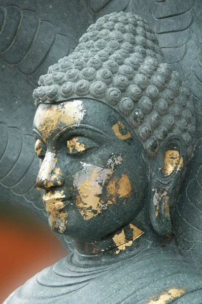 Inför buddha staty — Stockfoto