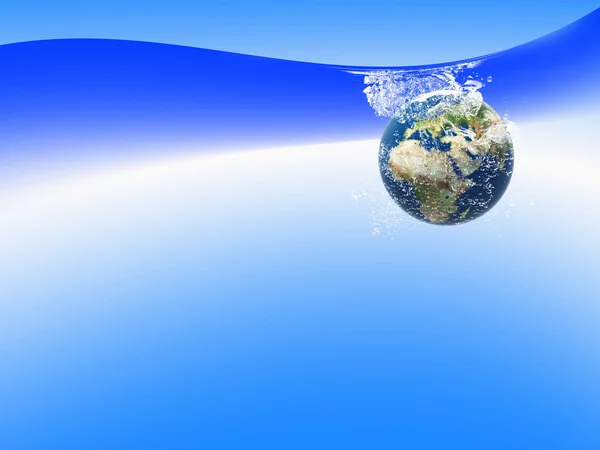 Terre dans l'eau avec fond bleu — Photo