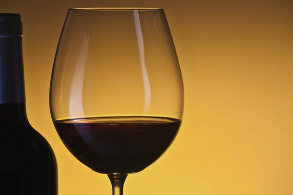 Weingläser und Flasche — Stockfoto