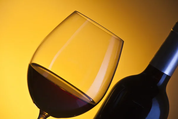 Sklenice na víno a láhev — Stock fotografie