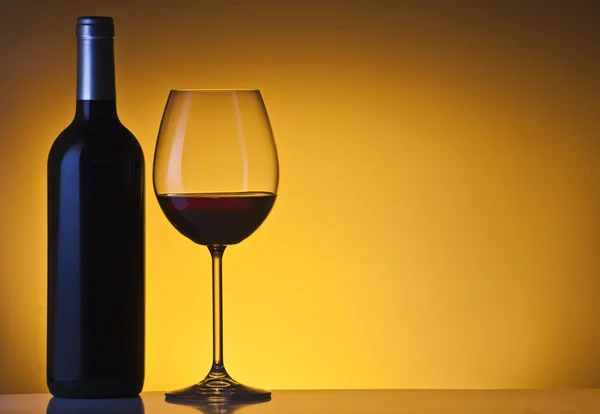 Copos de vinho e garrafa — Fotografia de Stock