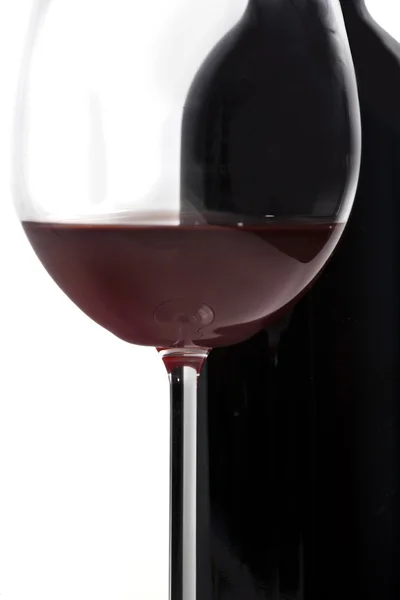 Copos de vinho e garrafa — Fotografia de Stock