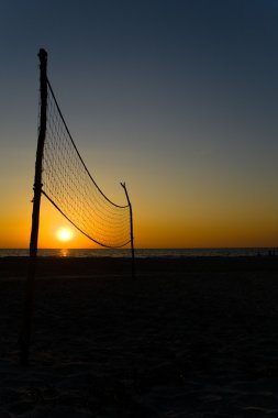 günbatımı arka plan üzerinde net Voleybol