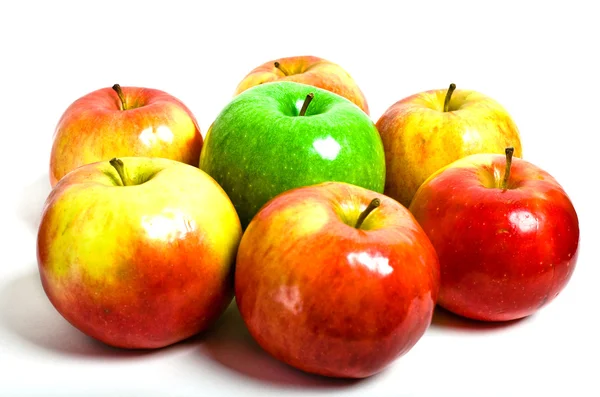Manzanas rojas y verdes jugosas —  Fotos de Stock