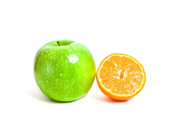 Suculento corte laranja e maçã verde — Fotografia de Stock