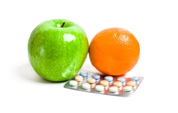 Šťavnaté oranžové, zelené jablko a vitamíny — Stock fotografie