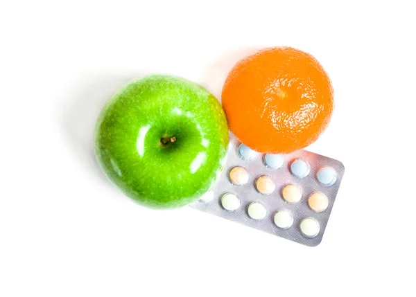 Saftig apelsin, grönt äpple och vitaminer — Stockfoto