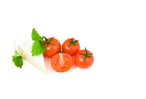 Французский сыр бри с помидорами черри — стоковое фото