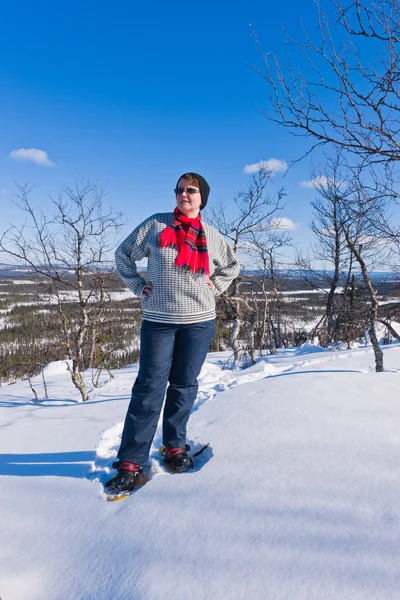Snowshoeing kadın — Stok fotoğraf