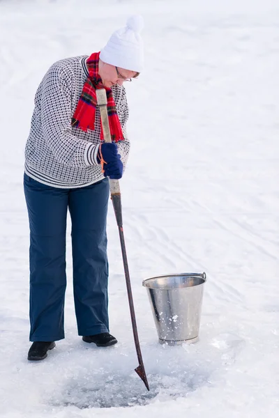 Kadın ve buz kıracağı — Stok fotoğraf