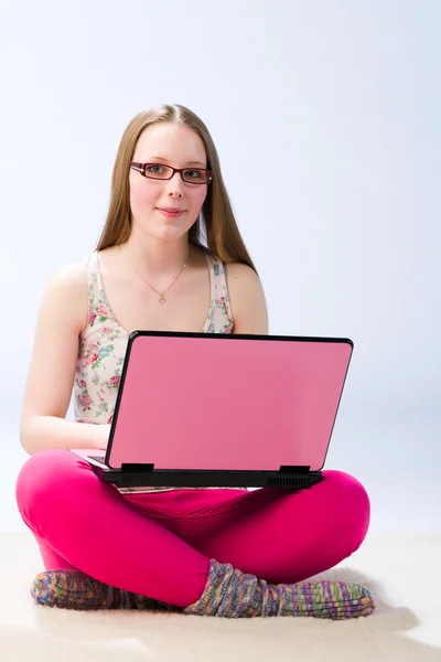 Girl and laptop — Stock Photo, Image