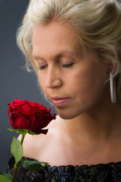 Женщина и роза — стоковое фото