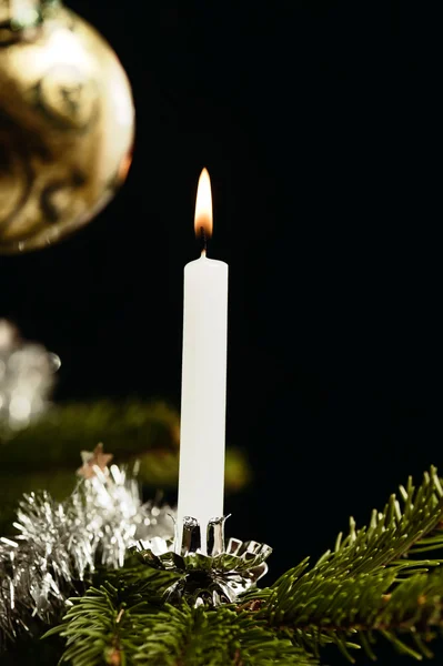 Kerze am Weihnachtsbaum — Stockfoto