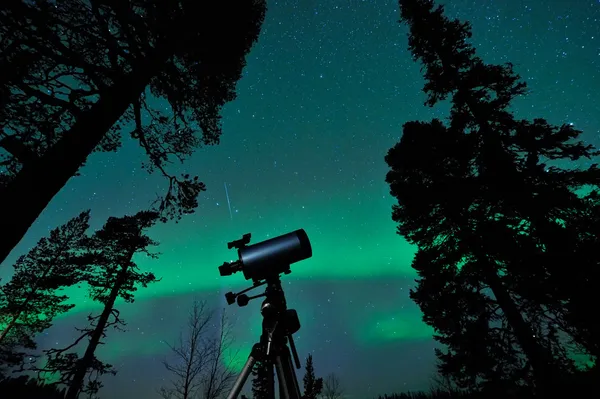 Teleskop ve gökyüzü — Stok fotoğraf