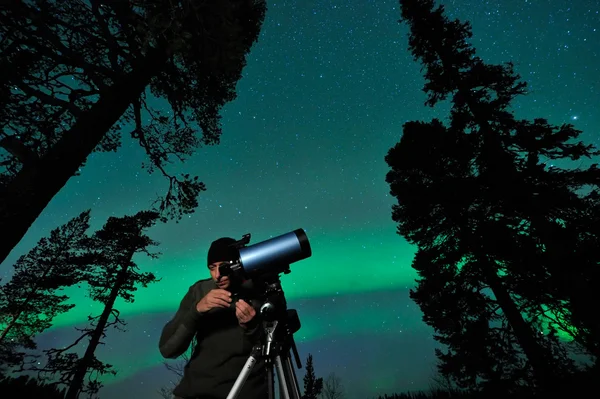 Adam ve teleskop — Stok fotoğraf
