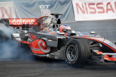 yarış otomobili olan formula-1 mclaren mercedes takımı