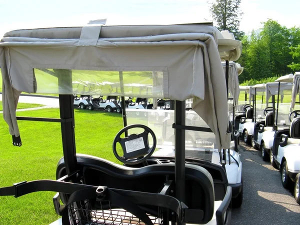 Carros de golf alineados — Foto de Stock