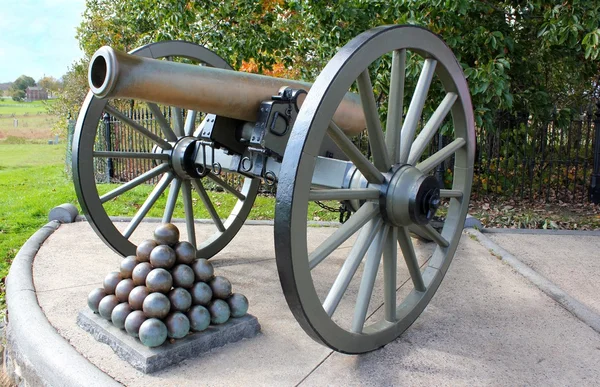 Bolas de canhão e canhão — Fotografia de Stock