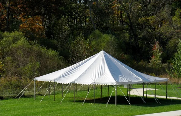 Beyaz gölgelik çadır — Stok fotoğraf
