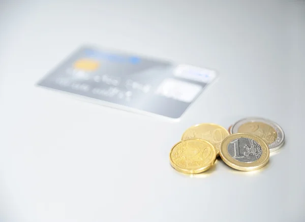 Cartão de crédito ou numerário — Fotografia de Stock