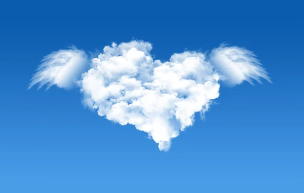 En hjärtformad molnbildningen mot klarblå himmel och flyger med vingar. — Stockfoto