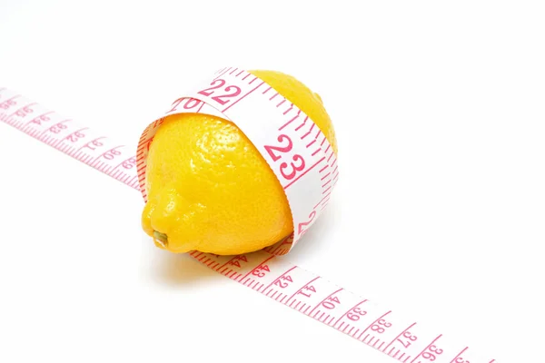 흰색 배경에 격리 된 레몬과 테이프 측정 — 스톡 사진